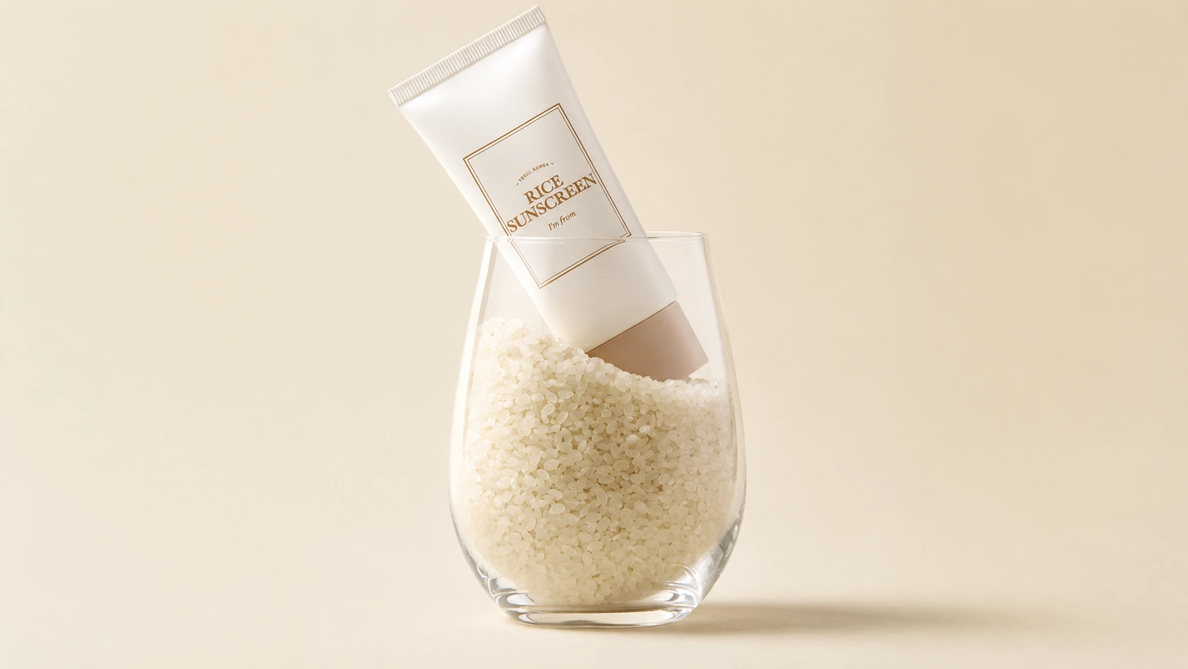 Минеральный солнцезащитный крем I'm From Rice Sunscreen SPF50+ PA++++, созданный на основе экстракта риса для выравнивания тона кожи, сияния и эффективной физической защиты от УФ-излучения. 